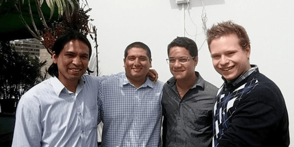 Angelo Conconi mit 3 Programmierer in Peru