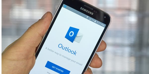 Ein Samsung mit der Outlook App offen 